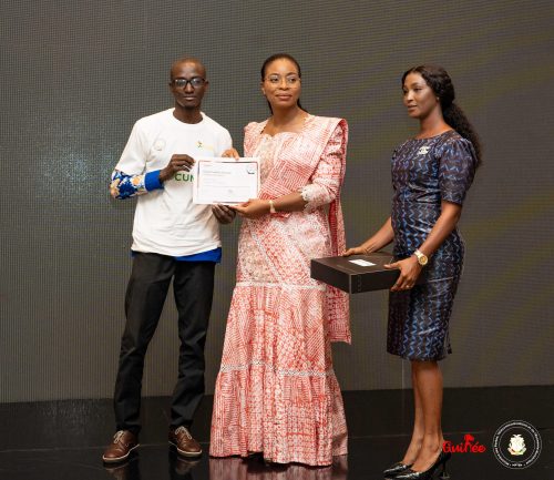 Cérémonie de remise de kits informatiques aux lauréats du R-CUn et aux candidats du Grand Prix ANSUTEN